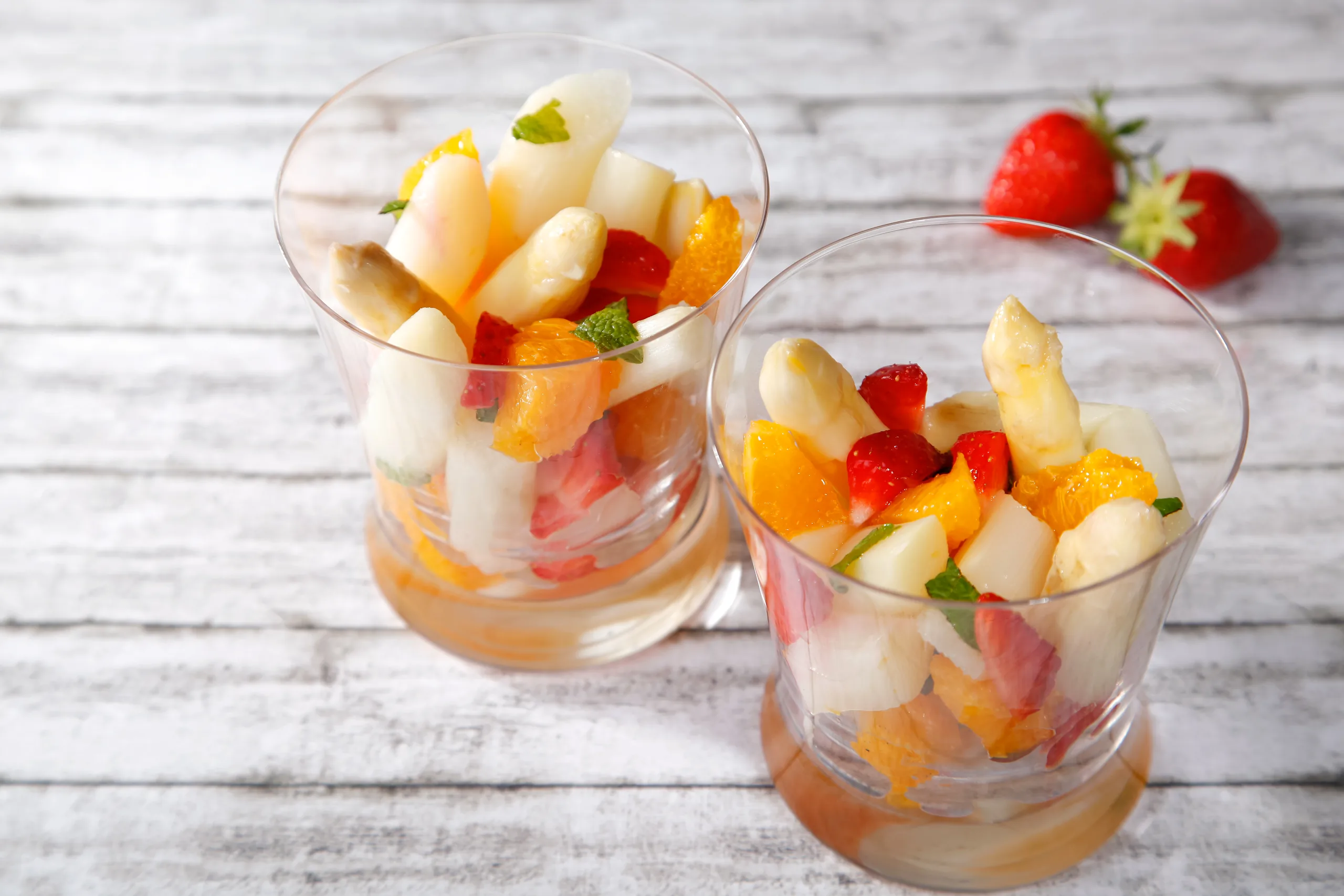 Spargelsalat mit Erdbeeren und Orangen