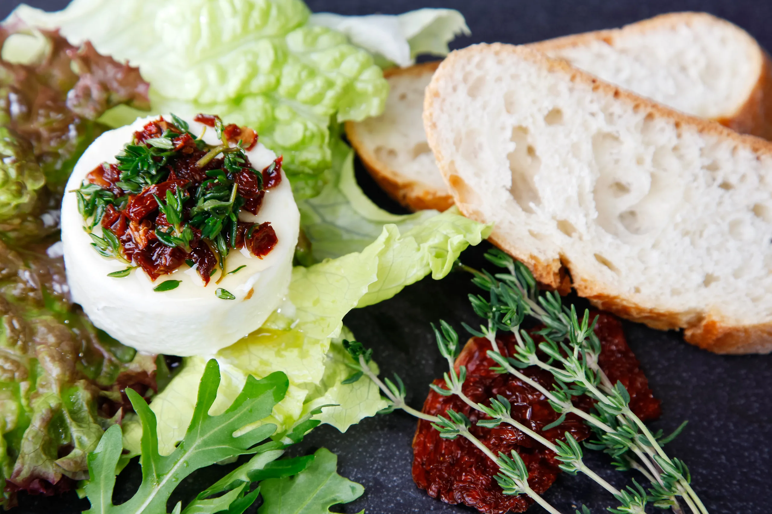 Gratinierter Ziegenfrischkäse auf Blattsalaten