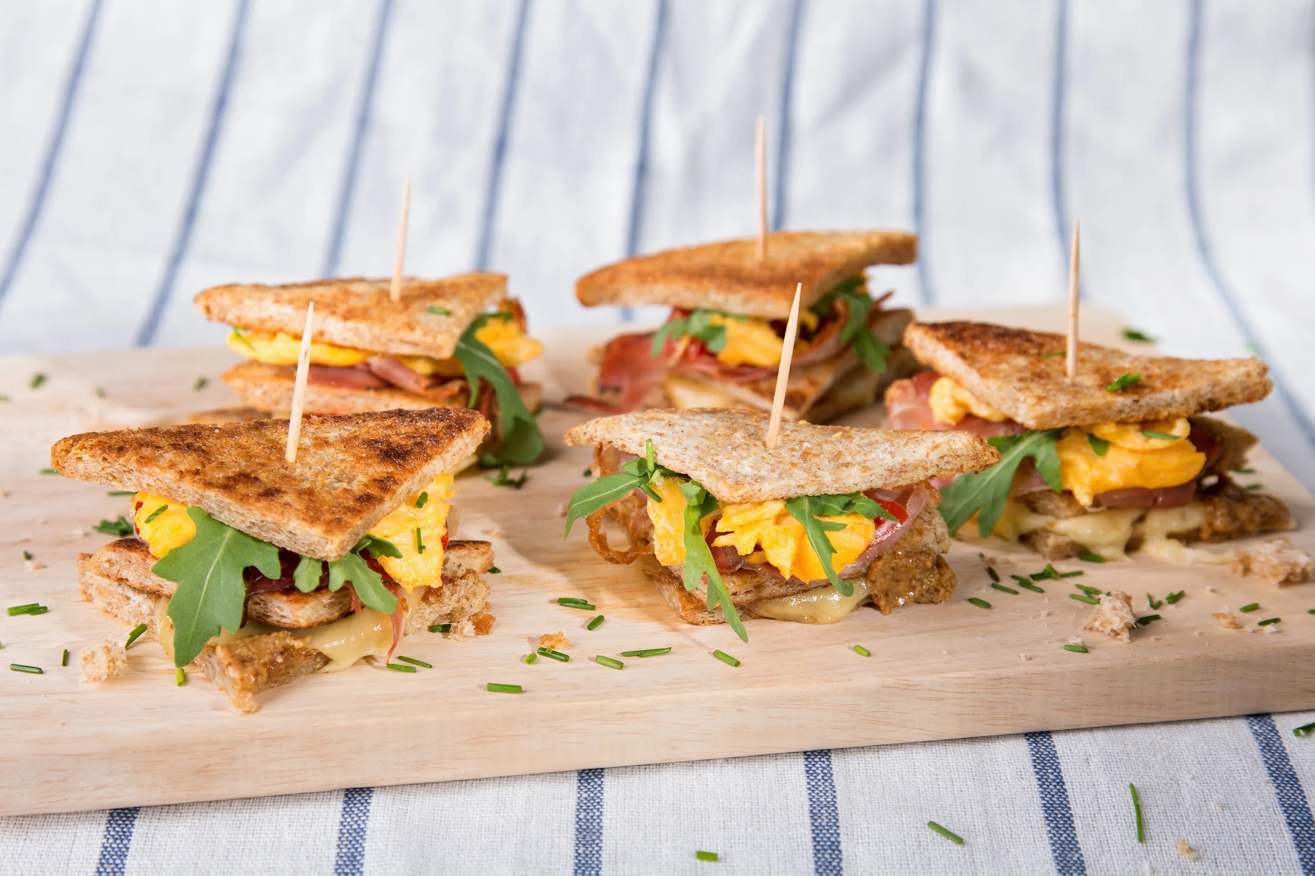 Dreischichtiges Sandwich mit Bacon, Käse und Ei