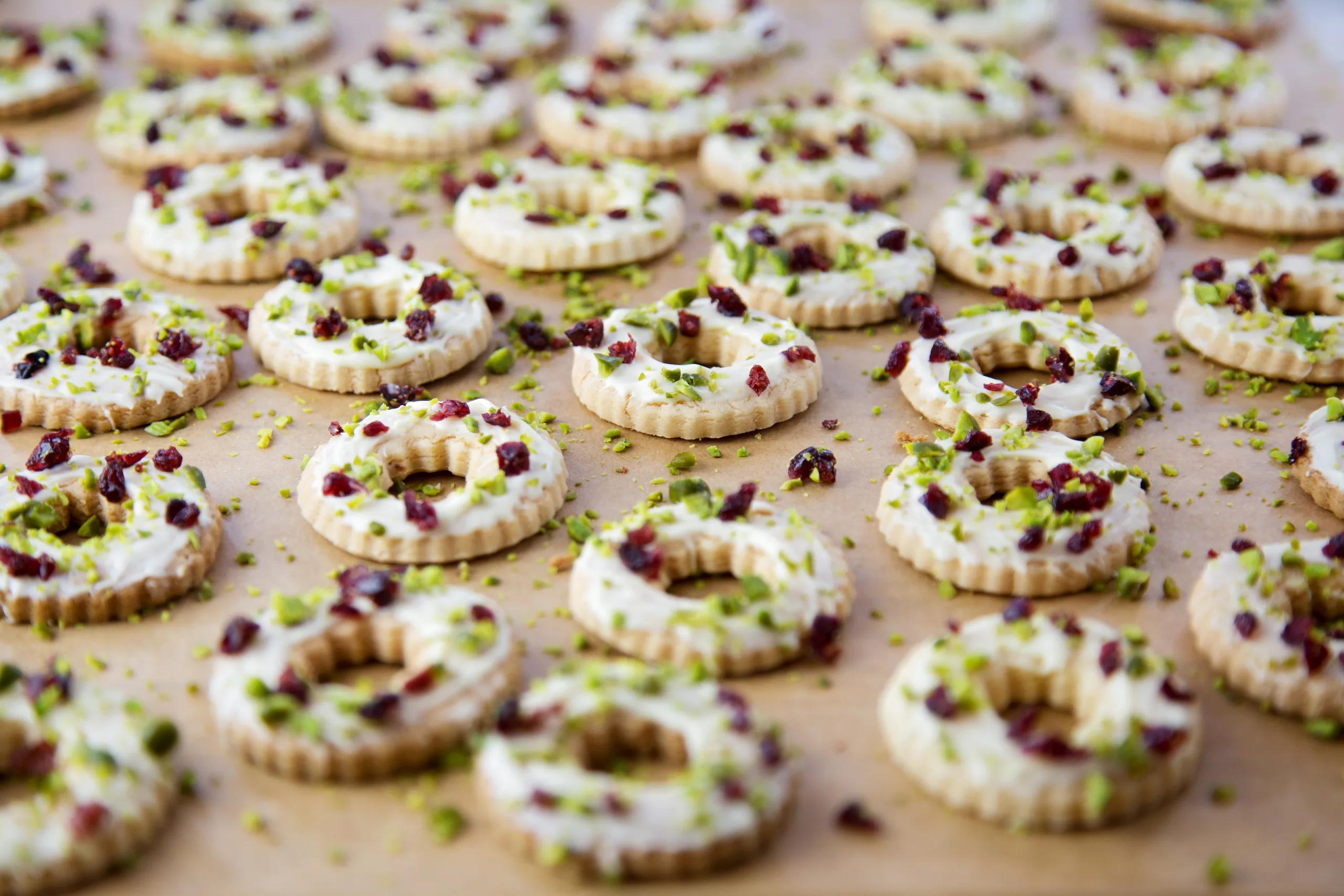 Weiße Schokokekse mit Pistazien und Cranberrys