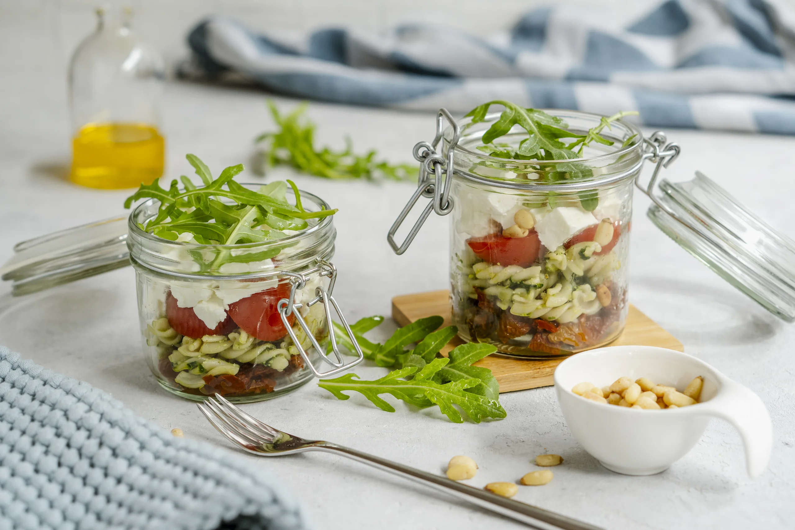 Dinkel Nudelsalat mit Feta, Tomaten und Pesto