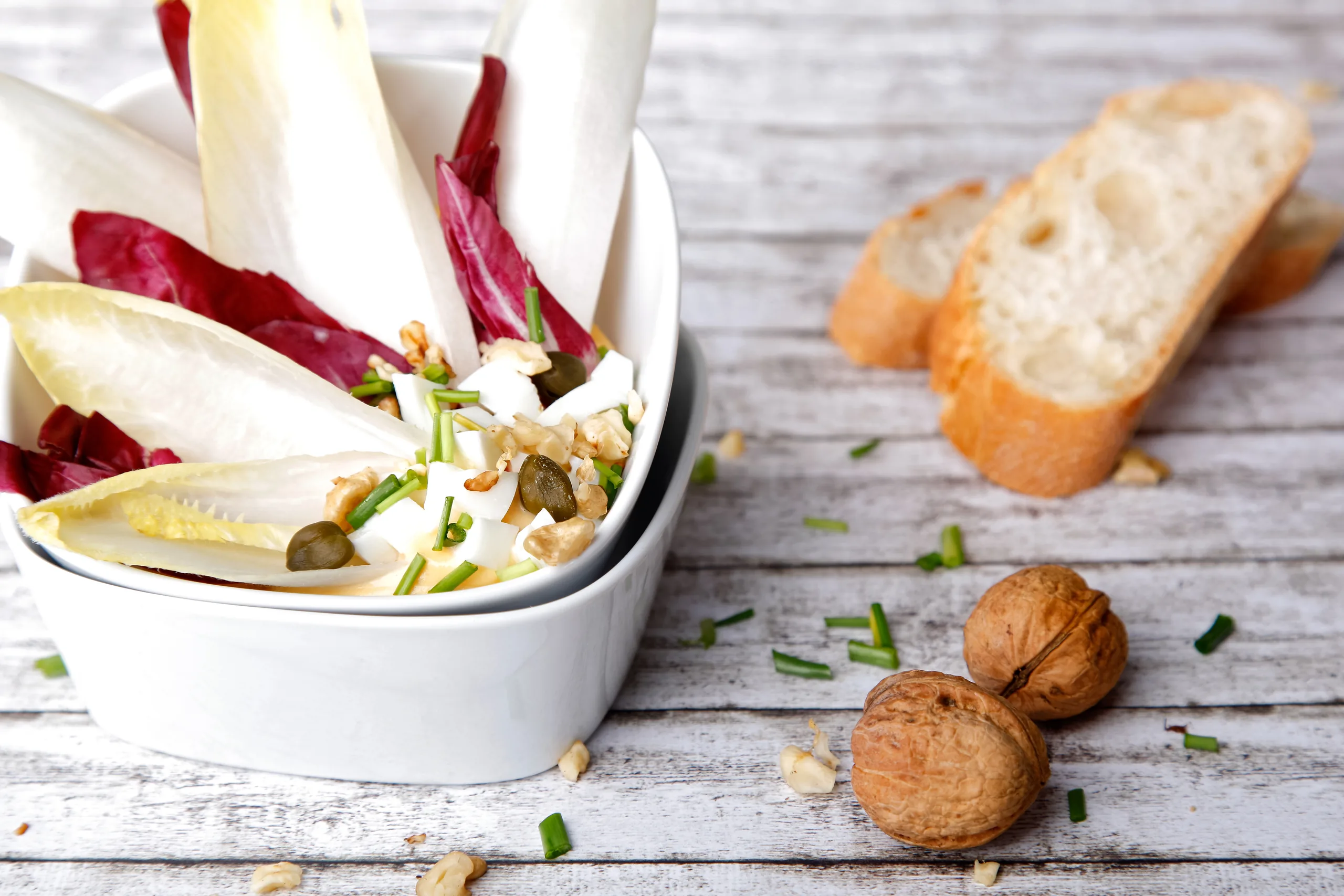 Chicorée-Radicchio-Salat mit Walnüssen