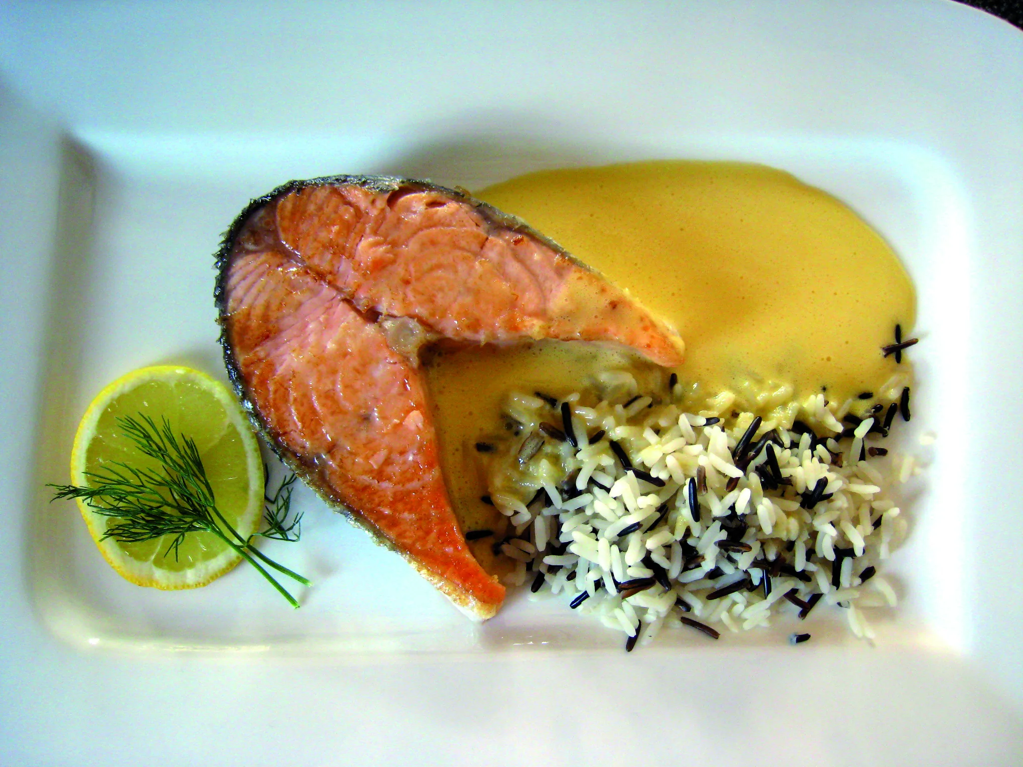 Lachskoteletts mit Sauce hollandaise