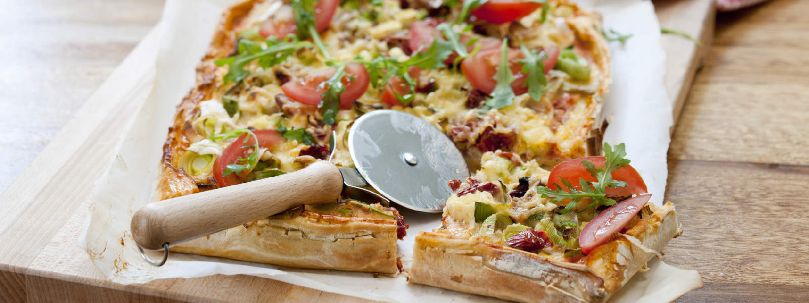 Pizza mit Kapern und Rucola