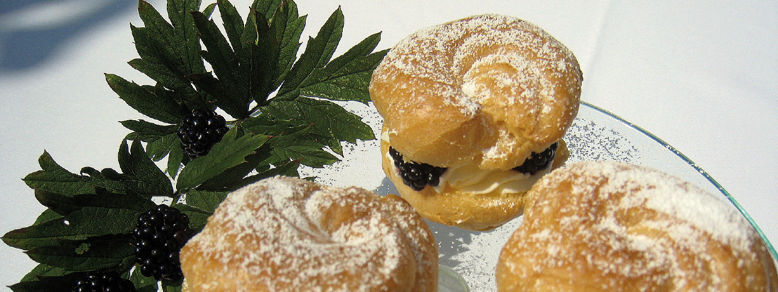 Windbeutel mit Sahne und frischen Beeren